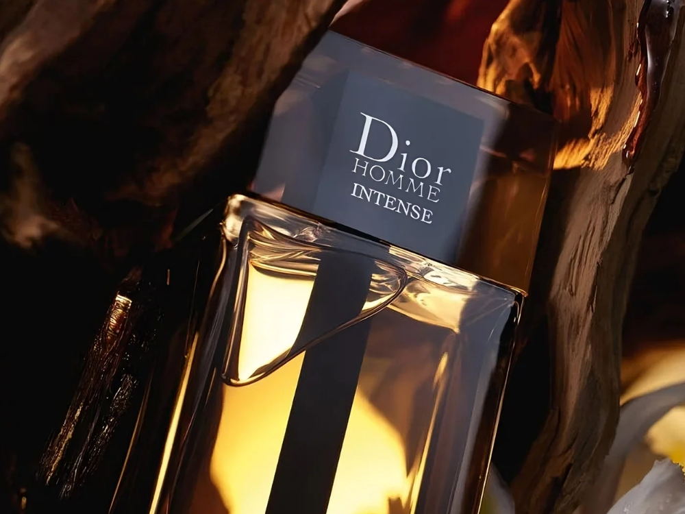 Dior Homme Intense (DHI) on luksuslik parfüüm, mille autor Francois Demachy tõi esmakordselt turule 2011. aastal. Sellel rikkalikul lillelise orientaalse lõhnag